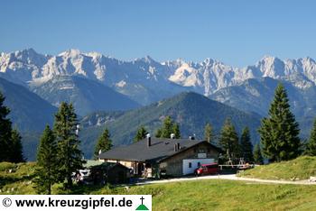 Tölzer Hütte mit Staffel und Karwendelgebirge