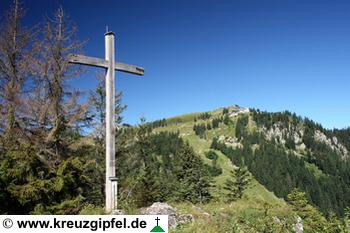 Kotiger Stein - Gipfelkreuz mit Brauneck
